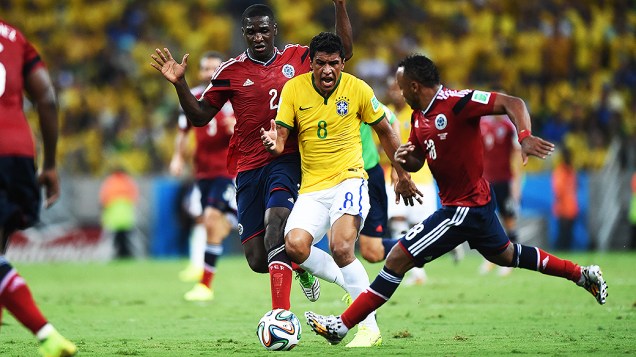 Paulinho disputa a bola com jogador da Colômbia no Castelão, em Fortaleza