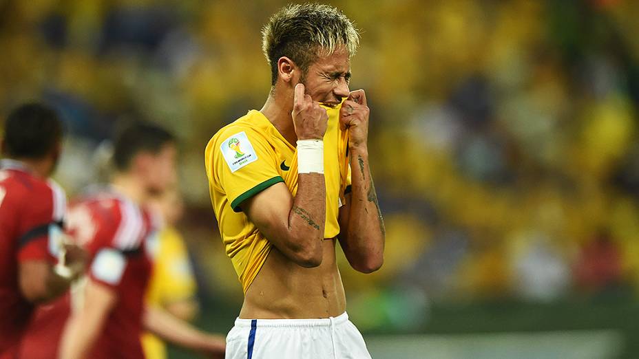 Neymar lamenta gol perdido no jogo contra a Colômbia no Castelão, em Fortaleza