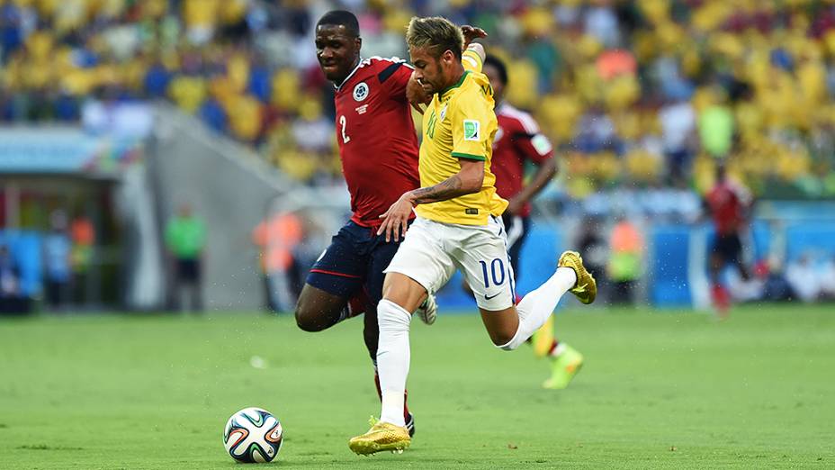 Neymar disputa a bola no jogo contra a Colômbia no Castelão, em Fortaleza