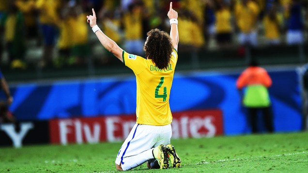David Luiz comemora vitória do Brasil sobre a Colômbia no Castelão, em Fortaleza