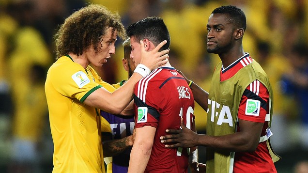 David Luiz consola o colombiano James Rodríguez
