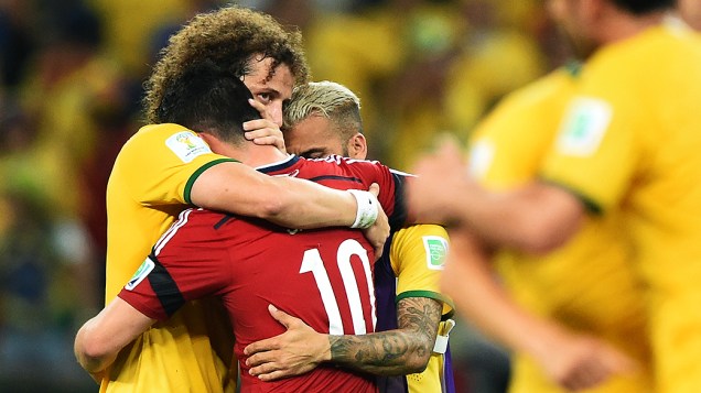 David Luiz e Daniel Alves consolam o colombiano James Rodríguez
