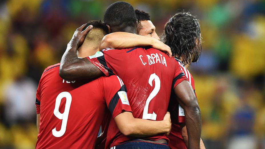 Jogadores da Colômbia lamentam derrota nas quartas de final da Copa para o Brasil
