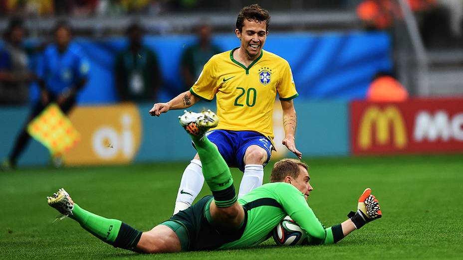 Bernard em lance no jogo contra a Alemanha no Mineirão, em Belo Horizonte