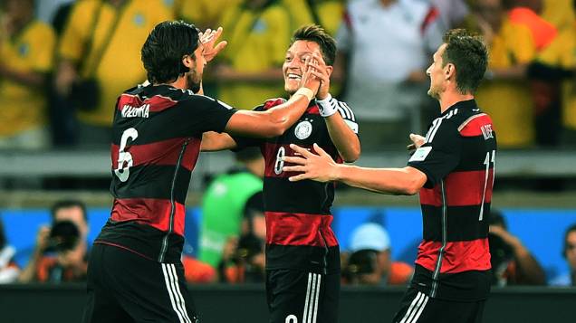 Jogadores da Alemanha comemoram o quinto gol contra o Brasil