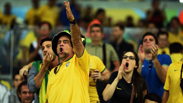Torcedores do Brasil vaiam a seleção durante o jogo contra a Alemanha