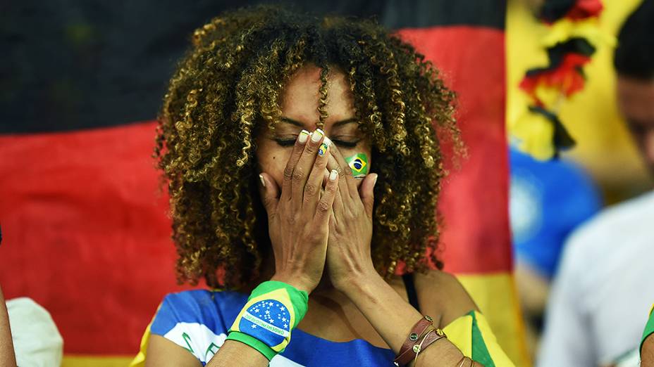 Torcedora do Brasil durante o jogo contra a Alemanha no Mineirão, em Belo Horizonte