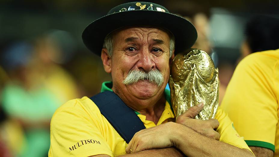 Torcedor do Brasil chora a derrota para a Alemanha no Mineirão, em Belo Horizonte