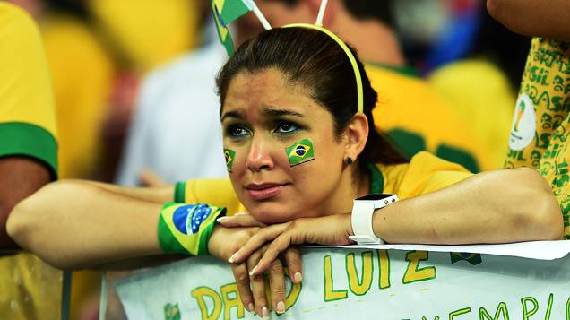 Torcedora do Brasil chora a derrota para a Alemanha