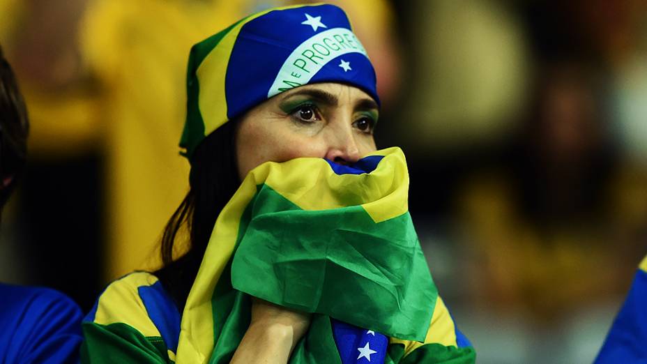 Torcedora do Brasil durante o jogo contra a Alemanha