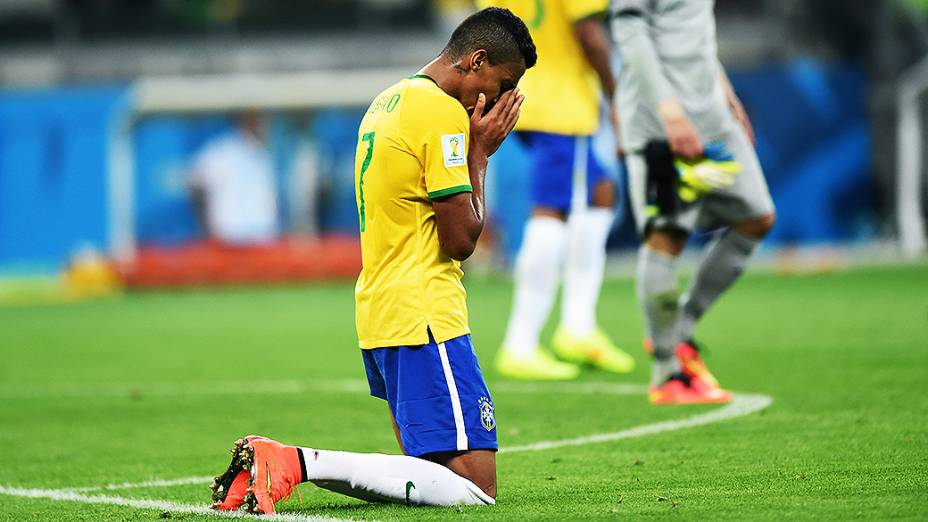 Luiz Gustavo lamenta derrota do Brasil para a Alemanha no Mineirão, em Belo Horizonte
