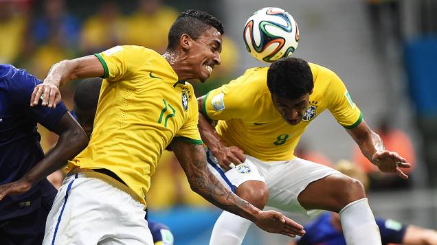 Paulinho tenta marcar gol de cabeça em lance de escanteio no jogo contra a Holanda, no Mané Garrincha em Brasília