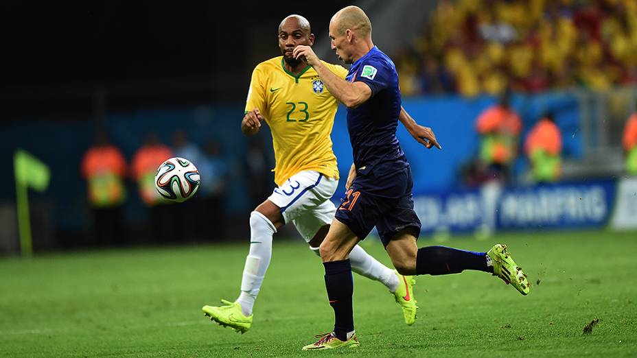 Maicon disputa a bola com o holandês Robben no Mané Garrincha, em Brasília