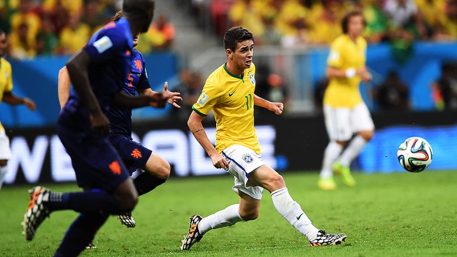 Oscar durante o jogo contra a Holanda no Mané Garrinchal, em Brasília