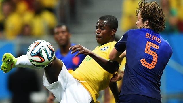 Ramires chuta a bola no jogo contra a Holanda no Mané Garrincha, em Brasília