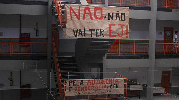 Cartazes de protesto de alunos da UFSC contra a criação de empresas juniores no Centro de Filosofia e Ciências Humanas