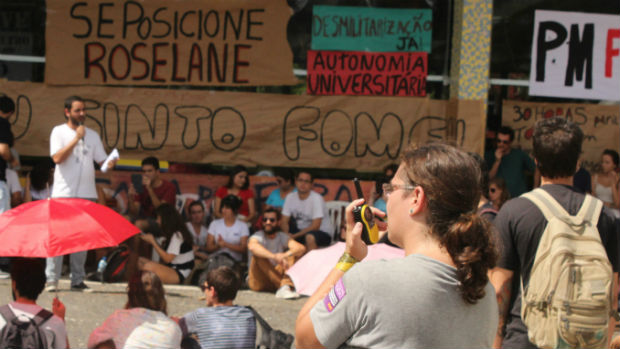Cartazes de protesto de alunos da UFSC contra a criação de empresas juniores no Centro de Filosofia e Ciências Humanas