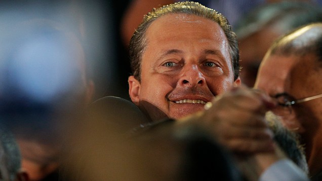 Eduardo Campos é saudado por partidários durante lançamento da chapa do PSB 