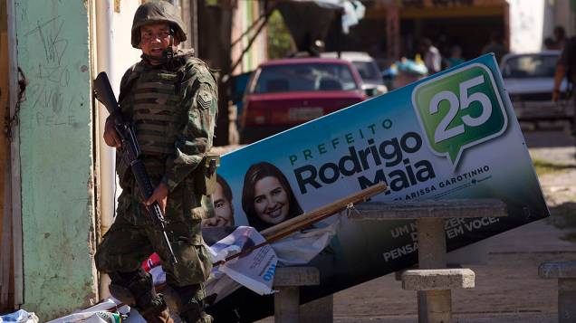 Exército na rua na véspera das eleições no Rio de Janeiro