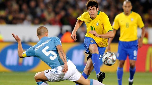 Kaká enfrentando a marcação de Cannavaro no duelo entre Brasil e Itália, em junho de 2009, na Copa das Confederações, na África do Sul