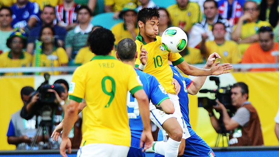Neymar mata a bola no peito, durante jogo contra a Itália, pela Copa das Confederações, em Salvador