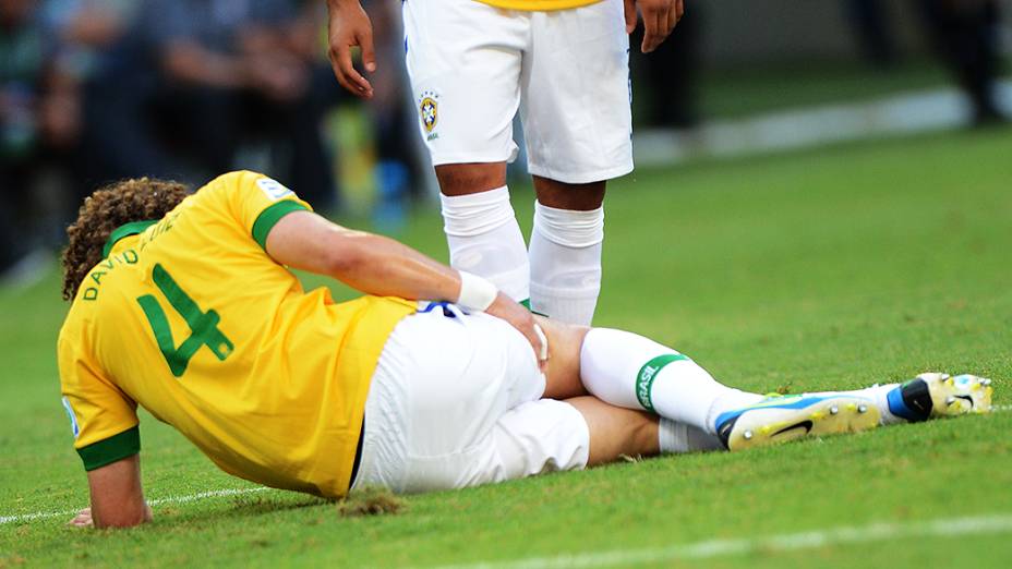 Jogador David Luiz sente a perna, durante jogo contra a Itália, pela Copa das Confederações, em Salvador