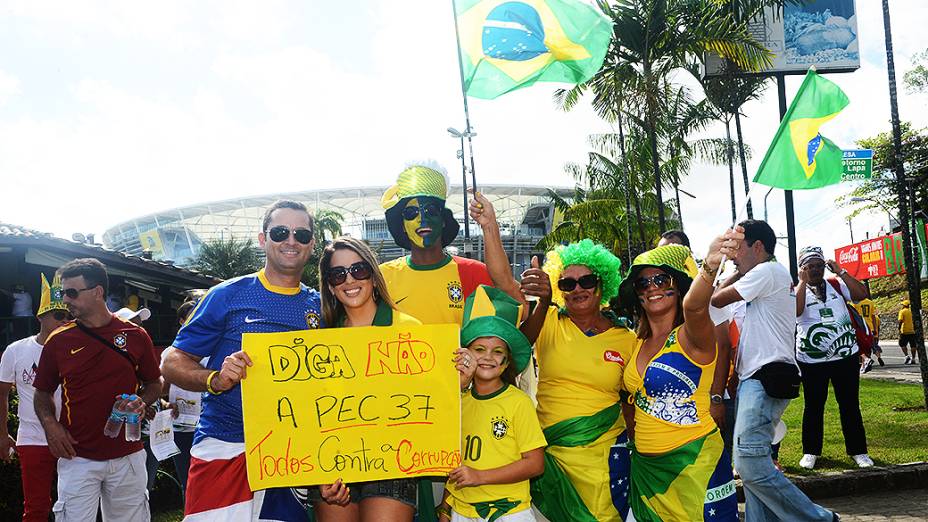 Torcida brasileira leva cartazes para a Arena Fonte Nova em Salvador, para o jogo entre Brasil e Itália, pela Copa das Confederações