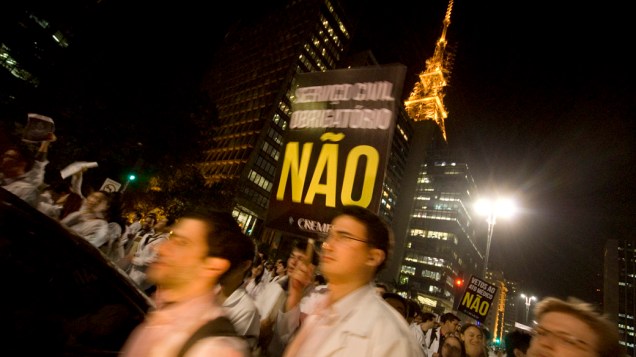 Médicos protestam na Avenida Paulista em São Paulo