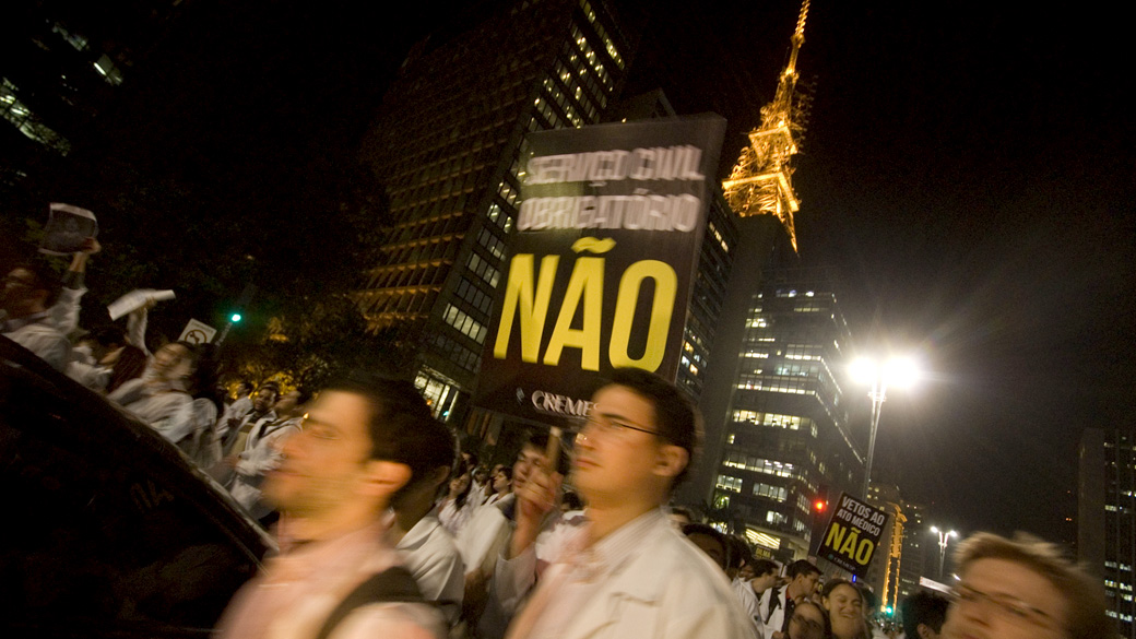 Médicos protestam na Avenida Paulista nesta terça-feira