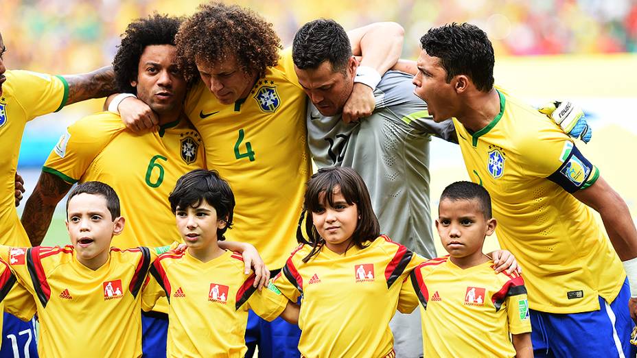 Jogadores do Brasil se abraçam durante o Hino Nacional antes do jogo contra o México no Castelão, em Fortaleza