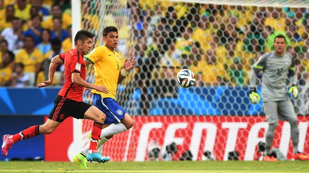 Thiago Silva marca o jogador do México no Castelão, em Fortaleza