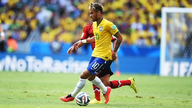 Neymar conduz a bola no jogo contra o México no Castelão, em Fortaleza
