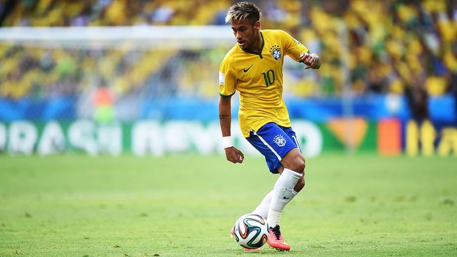 Neymar domina a bola no jogo contra o México no Castelão, em Fortaleza