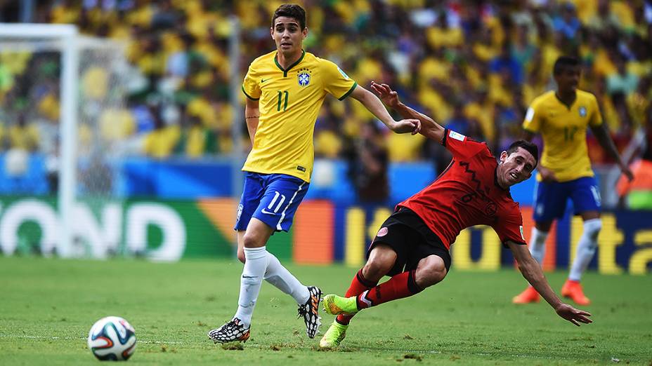 Oscar em lance no jogo contra o México no Castelão, em Fortaleza