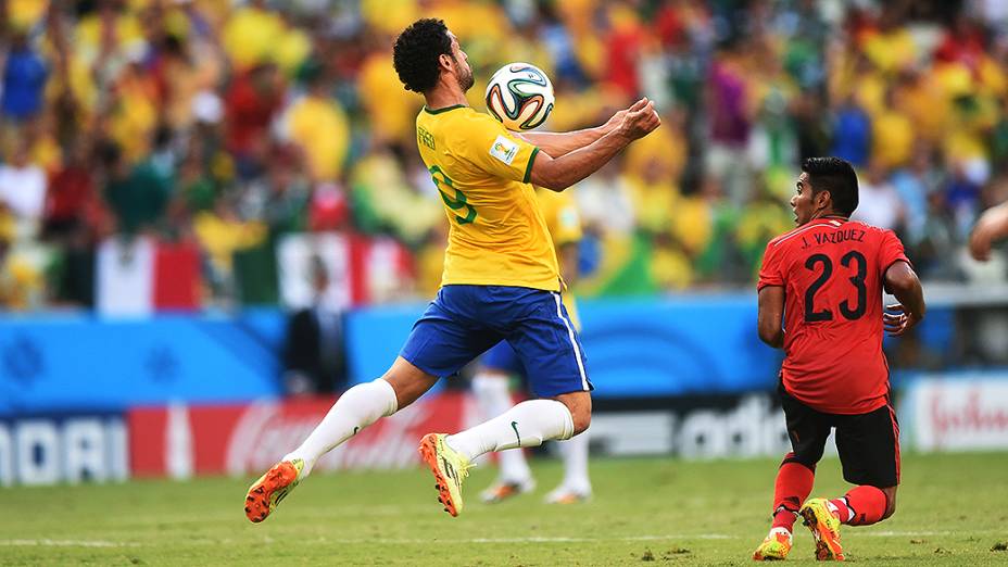 Fred domina a bola no peito no jogo contra o México no Castelão, em Fortaleza