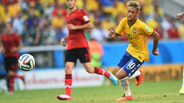 Neymar corre para alcançar a bola no jogo contra o México no Castelão, em Fortaleza