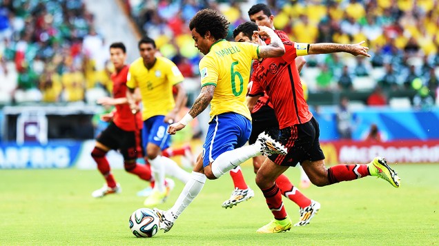 Marcelo cruza a bola no jogo contra o México no Castelão, em Fortaleza