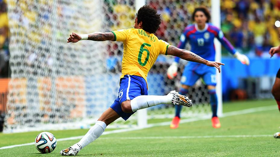 Marcelo cruza a bola no jogo contra o México no Castelão, em Fortaleza