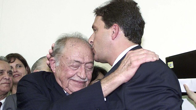 Deputado Miguel Arraes avô do então novo ministro da Ciência e Tecnologia, Eduardo Campos, durante a transmissão de cargo, em 2004