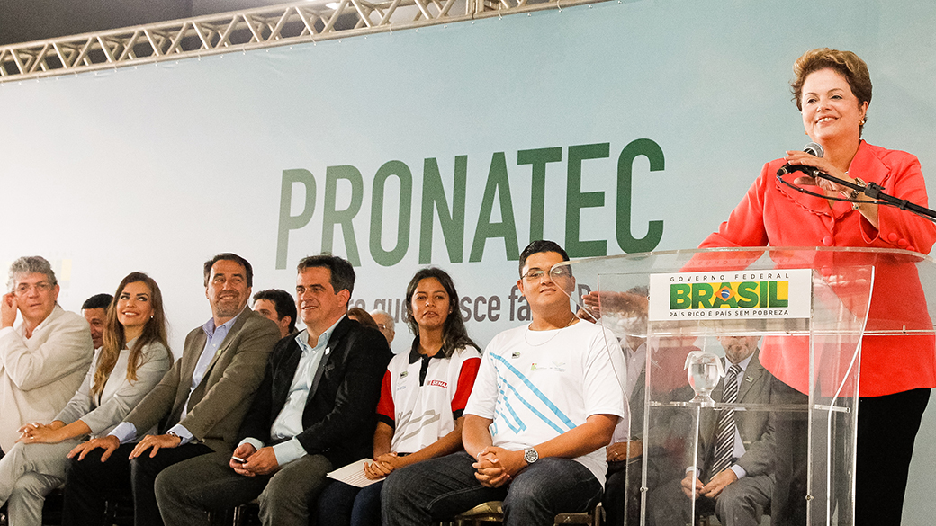 Presidente Dilma Rousseff entrega de diploma a formandos, do Pronatec em Cabedelo (PB), em 2014