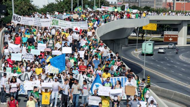 Belo Horizonte - Manifestantes fazem protesto próximo as avenidas que dão acesso ao Minerão onde jogam Japão e México, neste sábado (22)