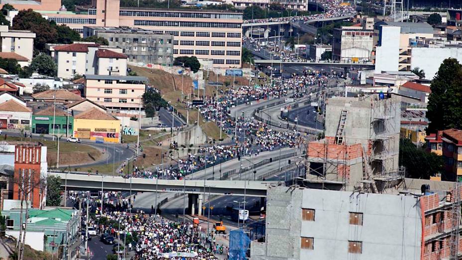 Belo Horizonte - Manifestantes fazem protesto próximo as avenidas que dão acesso ao Minerão onde jogam Japão e México, neste sábado (22)