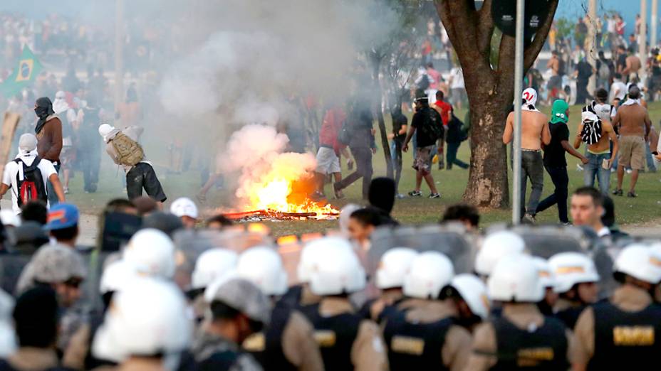 Belo Horizonte - Polícia entra em confronto com manifestantes, neste sábado (22)