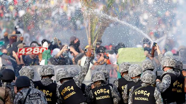 Belo Horizonte - Polícia faz cordão perto do Estádio do Mineirão, para impedir manifestantes