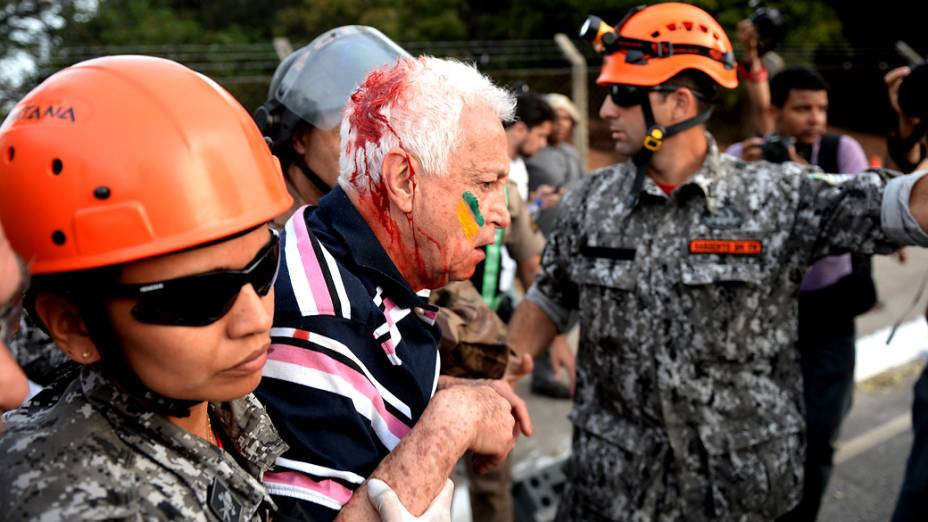 Belo Horizonte - Homem é ferido durante confronto entre manifestantes e a polícia, neste sábado (22)