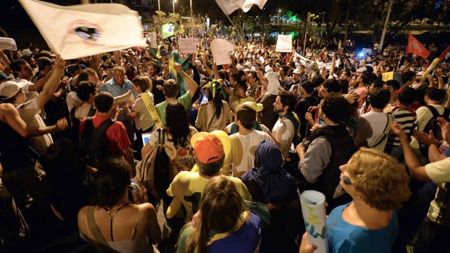 Belo Horizonte - Manifestantes fazem protesto próximo as avenidas que dão acesso ao Minerão, neste sábado (22)