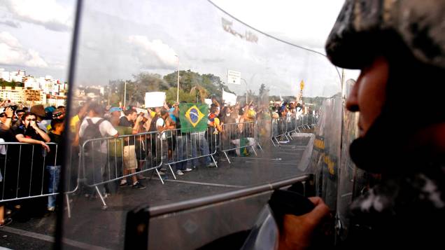 Belo Horizonte - Manifestantes fazem protesto próximo as avenidas que dão acesso ao Minerão, neste sábado (22)
