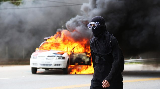 Manifestantes que estão acampados em frente ao Instituto Royal, na cidade de São Roque (SP), entraram em confronto com a polícia e interditaram a Rodovia Raposo Tavares na manhã deste sábado (19)