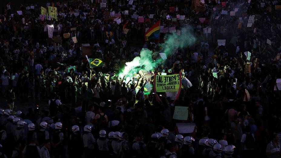 Brasília - Manifestantes se reúnem em frente ao Congresso Nacional para protestar
