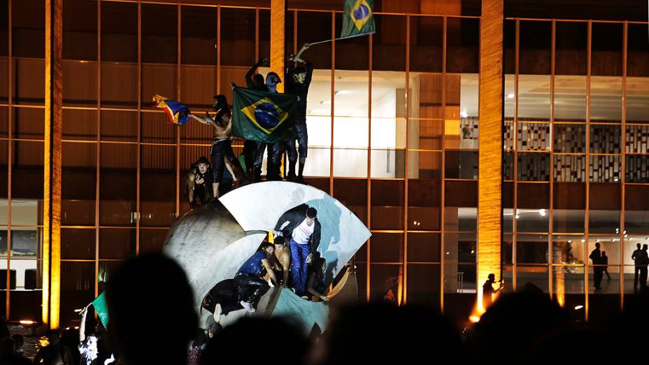 Brasília - Manifestantes sobem em cima da escultura Meteoro, em frente ao Palácio do Itamaraty